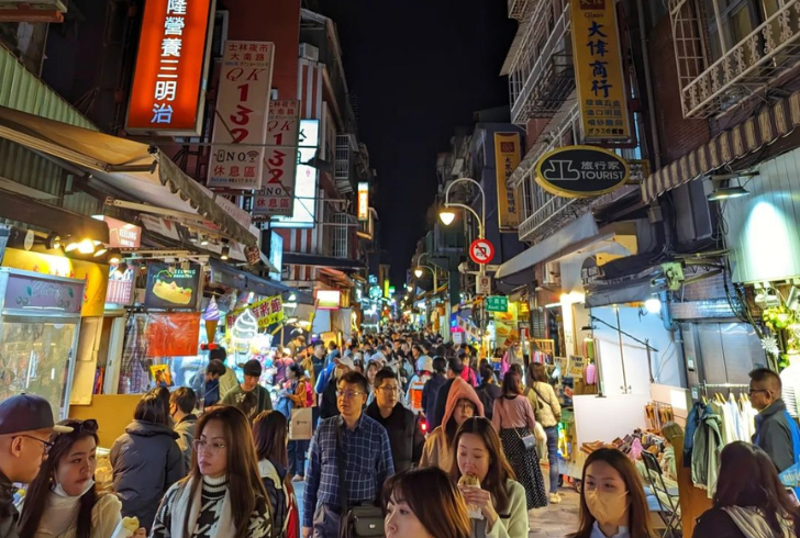 lauraswanderlustjourneys | Instagram | Experience the modern comforts and diverse food stalls at the Shilin Night Market.